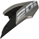 CACHA LATERAL TANQUE BAJAJ PULSAR / ROUSER NS 200 (2024) GRIS LADO DERECHO  MTC