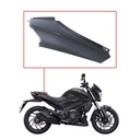 CACHA BAJO ASIENTO TRASERO BAJAJ DOMINAR 250 / 400 GRIS LADO DERECHO MTC