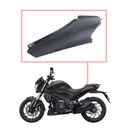 CACHA BAJO ASIENTO TRASERO BAJAJ DOMINAR 250 / 400 GRIS LADO IZQUIERDO MTC