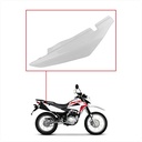 CACHA BAJO ASIENTO HONDA XR150L BLANCO LADO IZQUIERDO MTC